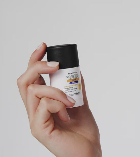 Heliocare 360º Sport Transparent Stick SPF 50+  saules aizsardzibas zimulis sejai uz balta fona