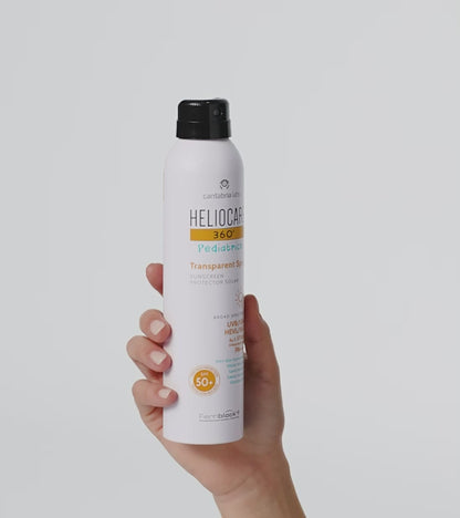Heliocare 360º Pediatrics Transparent Spray SPF 50+ saules aizsarglidzeklis berniem uz balta fona