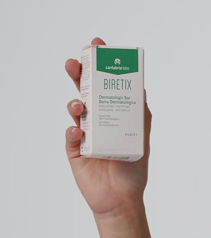 Biretix Dermatologic Bar ziepes akne skartai ādai uz balta fona