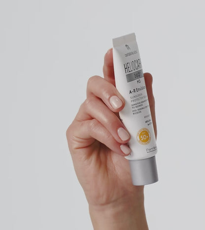 Heliocare 360° A-R Emulsion SPF 50 sejas saules aizsargkrēms apsārtušai ādasi ar rozāciju uz balta fona