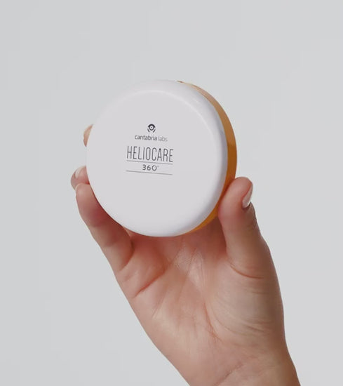 HELIOCARE 360
Oil-Free Compact SPF 50+ puderis ar saules aizsardzibu taukainai ādai uz blata fona