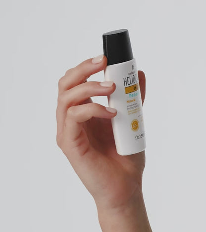 Heliocare 360º Pediatrics Mineral SPF 50+  saules aizsargkrems zidainiem un berniem uz balta fona