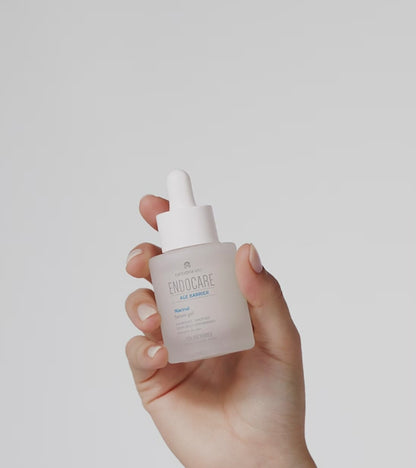 Endocare Age Barrier Niacinal Serum Gel serums sausai adai uz balta fona