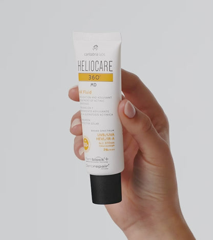 Heliocare 360º MD AK Fluid SPF 100+ saules aizsargkrems sejai uz balta fona