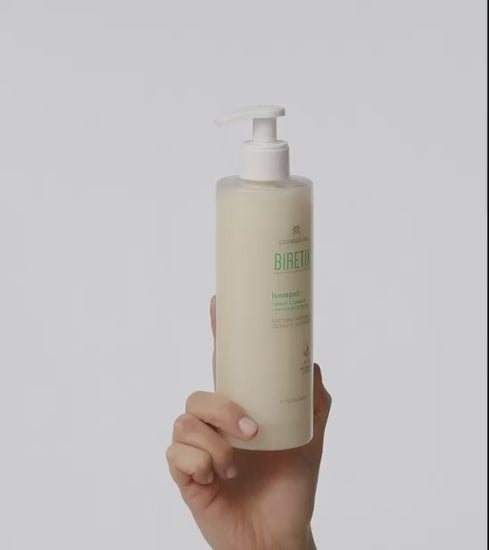 Biretix Isorepair Creamy Cleanser attīrošs līdzeklis jutīgai akne skartai ādai uz balta fona