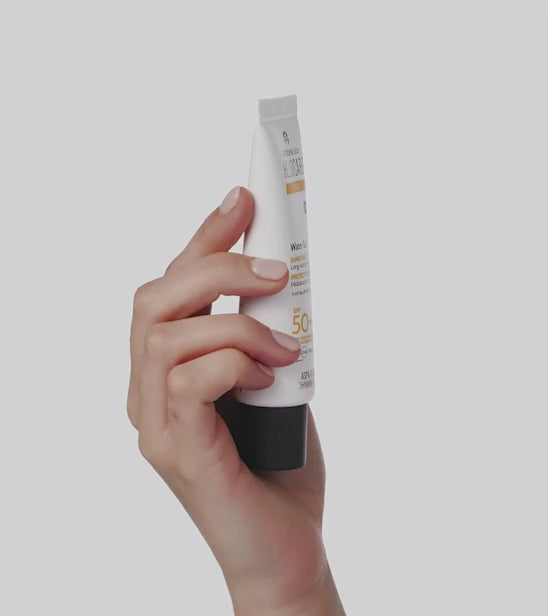 Heliocare 360º Water Gel SPF 50+ mitrinošs saules aizsargkrēms sejai uz balta fona