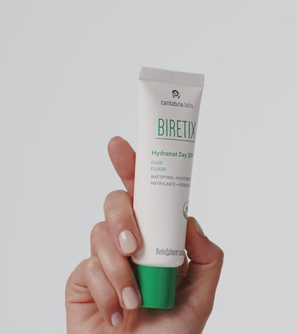 Biretix Hydramat Day SPF 30 krēms uz balta fona