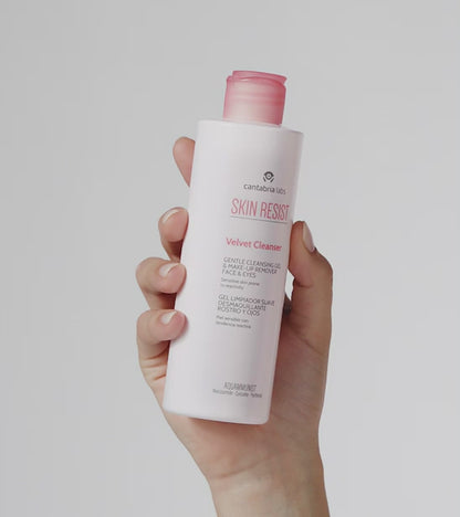 Skin Resist Velvet Cleanser attirošs līdzeklis jutīgai ādai ar apsārtumu uz balta fona