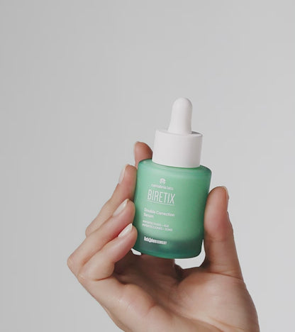Biretix Double Correction Serums akne skartai ādai uz balta fona