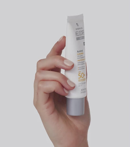 Heliocare 360º Acnimat SPF50+ saules aizsargkrēms taukainai akne skartai ādai uz balta fona