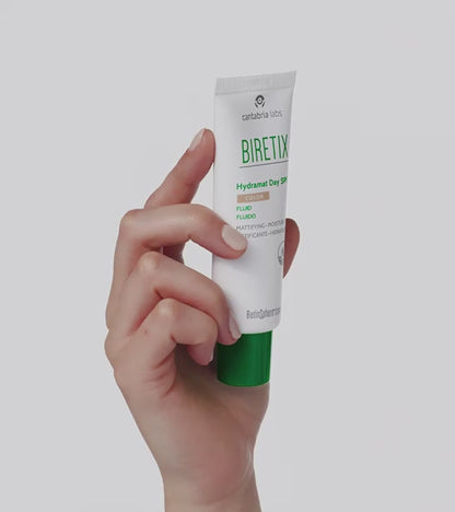 Biretix Hydramat Day SPF 30 krēms ar toni uz balta fona