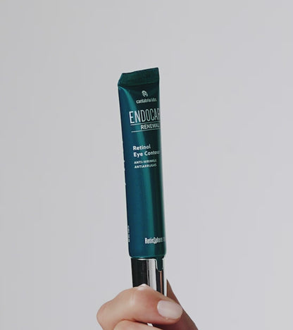 Endocare Renewal Retinol Eye Contour acu krems ar anti age efektu uz balta fona