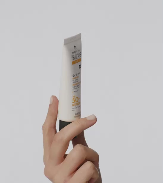 Gel Oil-Free SPF 50 saules krēms taukainai akne skartai ādai ar toni uz balta fona