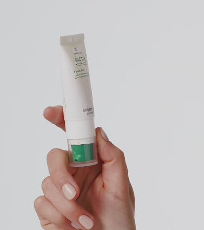 Rokā turēts BIRETIX Focus Gel pinnes ārstēšanai uz balta fona