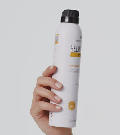 Heliocare 360º Invisible Spray SPF 50+ saules aizsarglidzeklis ķermenim uz balta fona