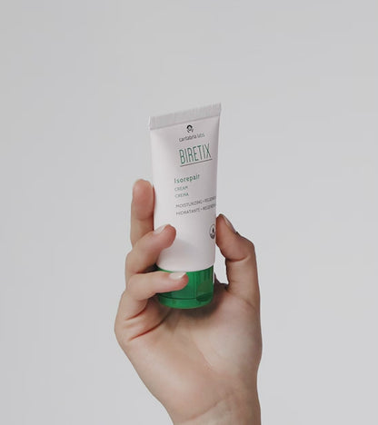 Biretix Isorepair Cream mitrinošš krēms uz balta fona