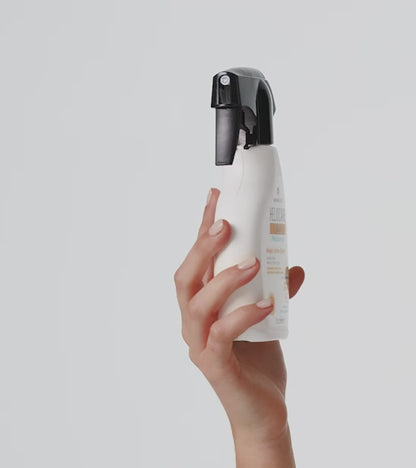 Heliocare 360º Pediatrics Atopic Lotion Spray SPF 50 saules aizsardziba ķermenim berniem un zidaiņiem uz balta fona
