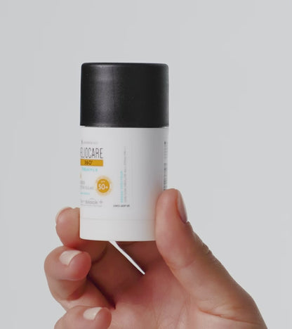Heliocare 360° Pediatrics Stick SPF 50+  saules aizsarglidzeklis berniem uz balta fona