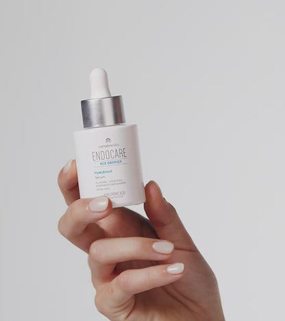 Endocare Age Barrier Hyaluboost Serums ar niacinamīdu un hialuronskābi uz balta fona