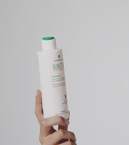 Biretix Cleanser gels akne skartai adai uz balta fona