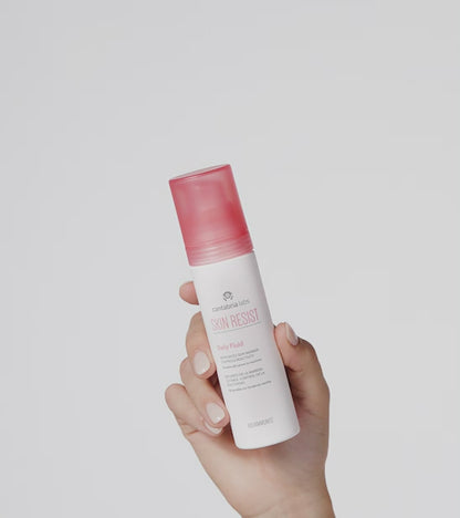 Skin Resist Daily Fluids jutigai adai ar apsartumu uz balta fona